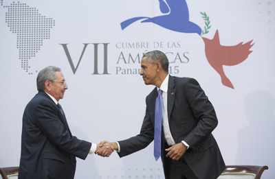Barack Obama com o presidente de Cuba, Raúl Castro, durante a Cúpula das Américas, no Panamá, em 11 de abril de 2015. (Official White House Photo by Amanda Lucidon)