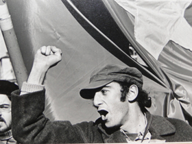 Allen Young em uma manifestação contra a guerra (Washington, DC, 1969).                       Foto David Fenton.