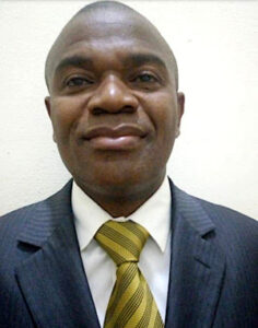 Robert Ayaovi Xolali Moumouni-Agboke, professor e escritor, residente no Togo