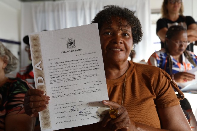 Agricultores do Portal do Sertão recebem 69 títulos de terra em Feira de Santana Entrega realizada pelo Governo do Estado fortalece a agricultura familiar e garante segurança jurídica para famílias de 14 municípios baianos