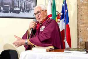 Ex-reitor da Uefs e membroJosué Mello profere palestra em Aracaju sobre o tema A Vida Merece um Sim da Academia Feirense de Letras retorna a Sergipe para conferênciaEx-reitor da Uefs e membro da Academia Feirense de Letras retorna a Sergipe para conferência