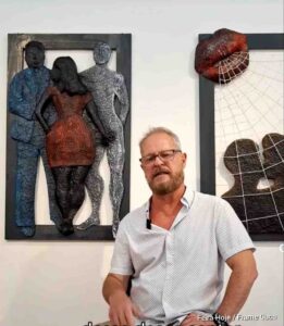 Quando o cinema ganha corpo e textura Exposição de Valério Voltz na Galeria Carlo Barbosa transforma clássicos do cinema brasileiro em esculturas vibrantes e poéticas