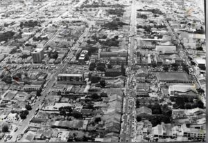 Feira de Santana vista do alto em 1975 revela curiosidades do centro da cidade Imagem aérea feita em 3 de novembro de 1975 mostra um centro em transformação, quando a paisagem urbana ainda guardava traços de uma Feira mais tranquila e em pleno crescimento