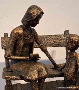 Quando o cinema ganha corpo e textura Exposição de Valério Voltz na Galeria Carlo Barbosa transforma clássicos do cinema brasileiro em esculturas vibrantes e poéticas