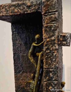 Quando o cinema ganha corpo e textura Exposição de Valério Voltz na Galeria Carlo Barbosa transforma clássicos do cinema brasileiro em esculturas vibrantes e poéticas