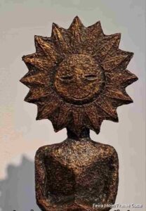 Quando o cinema ganha corpo e textura Exposição de Valério Voltz na Galeria Carlo Barbosa transforma clássicos do cinema brasileiro em esculturas vibrantes e poéticas