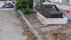 Morador da Cidade Nova faz campanha contra descarte irregular de lixo Vídeos publicados nas redes sociais mostram entulhos e móveis abandonados em via pública; ele pede uso dos serviços oficiais da Prefeitura
