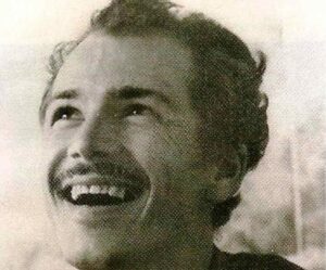 Zadir Marques Porto

Olney São Paulo, uma ausência de quase meio século que não pode ser esquecida

Como um peregrino, ele caminhou com sua câmera — nada portentosa — e começou a fazer aquilo que gostava de assistir. E conseguiu. Documentários, curtas, médias e longas-metragens passaram a ocupar a vida do jovem bancário, que brindaria as telas brasileiras com Um Crime na Rua, O Forte, Os Ciganos do Nordeste e Manhã Cinzenta, entre outras obras nas quais empregou técnica, criatividade e arrojo. Tornou-se um nome nacional e só não fez mais porque a vida o limitou a 41 anos de idade. Mas Olney São Paulo está na história do cinema brasileiro.