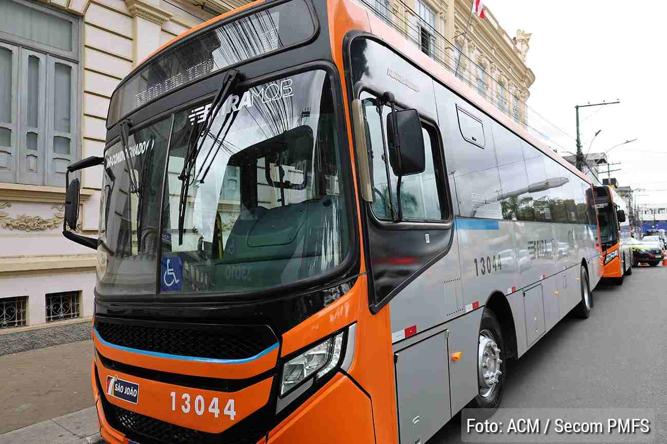 Novos ônibus climatizados reforçam transporte para a Artêmia Pires Prefeito José Ronaldo entrega cinco veículos equipados com acessibilidade durante solenidade no Paço Municipal