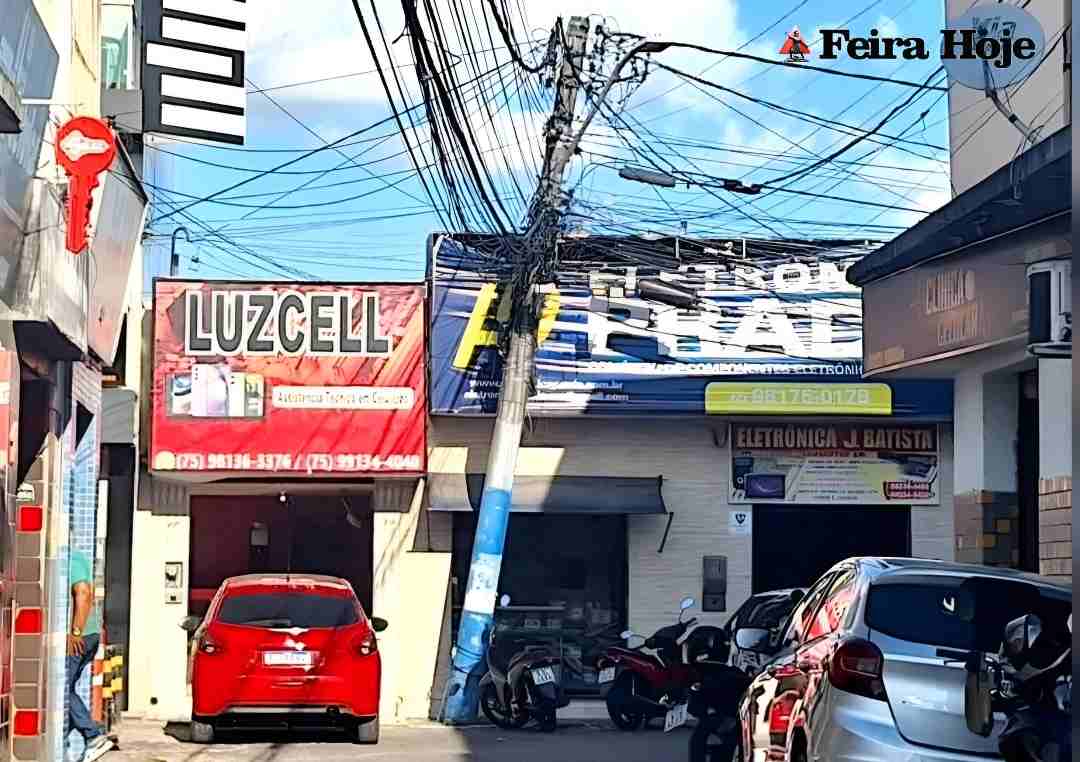 Câmara cobra da Coelba medidas contra ‘gatonet’, mas esquece de postes inclinados Enquanto vereadores pedem fiscalização sobre ligações clandestinas, população teme risco com postes ameaçando cair em área de grande circulação