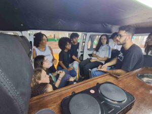 UFRB-Feira transforma Kombi em laboratório móvel de sustentabilidade Projeto inovador do Cetens, em Feira de Santana, leva conhecimento sobre energias renováveis a escolas e eventos