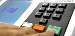 Como regularizar seu título de eleitor pela internet Eleitores ausentes às últimas três eleições podem resolver a situação de forma prática e rápida