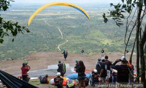 Visita ao Morro de Pé de Serra anima, mas impasse sobre voo livre segue sem resposta claraPrefeito José Ronaldo destaca potencial turístico e esportivo da região, mas permanece a dúvida sobre os efeitos da linha de transmissão de energia