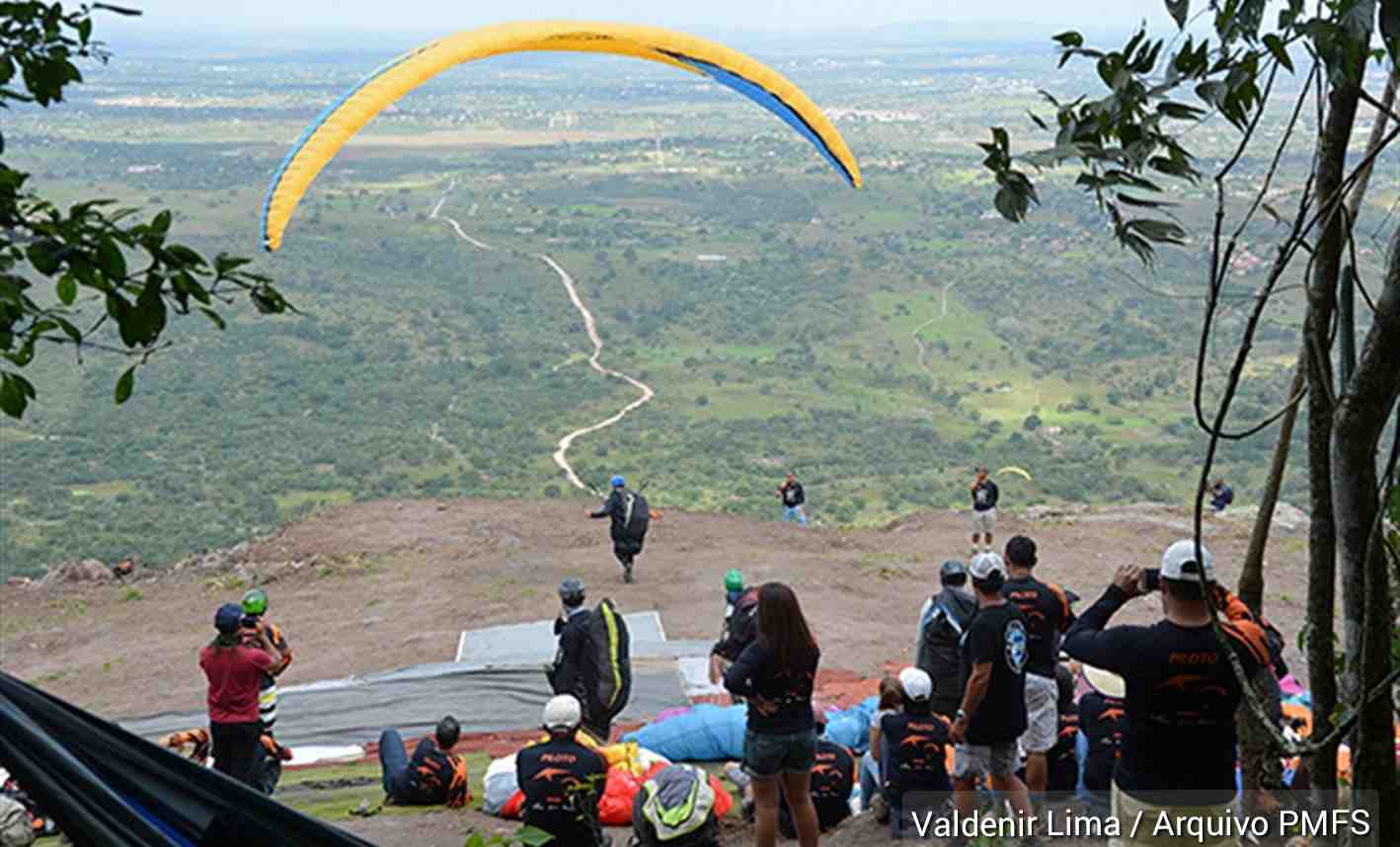 Visita ao Morro de Pé de Serra anima, mas impasse sobre voo livre segue sem resposta clara Prefeito José Ronaldo destaca potencial turístico e esportivo da região, mas permanece a dúvida sobre os efeitos da linha de transmissão de energia