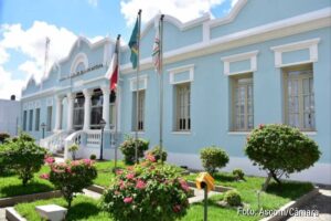 Vereadores de Feira de Santana querem remuneração igual ao da maior metrópole da América Latina Enquanto em São Paulo o subsídio dos vereadores já atingiu cerca de R$ 26 mil, em Feira de Santana, um reajuste equivalente foi aprovado no fim de 2024 e depois suspenso pela Justiça