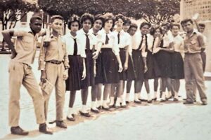 Fardas escolares marcaram uma época de estudo, dedicação e amor ao colégio Um mergulho afetivo na Feira de Santana que vestia azul e branco. Neste novo artigo, o jornalista Zadir Marques Porto relembra como as fardas dos tradicionais Colégio Santanópolis, Escola Normal, Instituto de Educação Gastão Guimarães e Ginásio Municipal Joselito Falcão de Amorim marcaram gerações