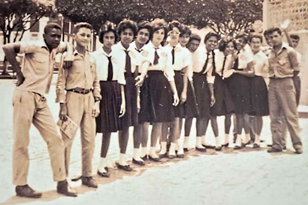Fardas escolares marcaram uma época de estudo, dedicação e amor ao colégio Um mergulho afetivo na Feira de Santana que vestia azul e branco. Neste novo artigo, o jornalista Zadir Marques Porto relembra como as fardas dos tradicionais Colégio Santanópolis, Escola Normal, Instituto de Educação Gastão Guimarães e Ginásio Municipal Joselito Falcão de Amorim marcaram gerações