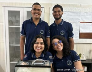 Estudantes baianos criam solução sustentável para alimentação de camarões Jovens de Candeias usam resíduos de aipim como fonte de carbono em sistema BFT e projetam transformar a pesquisa em startup de biotecnologia