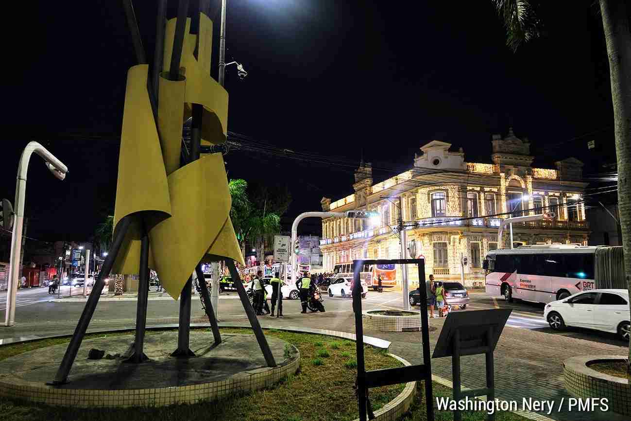 Feira de Santana acende as luzes e dá início ao clima de Natal Cidade inaugura iluminação especial em avenidas, praças e pontos turísticos e transforma dezembro em um grande cenário festivo
