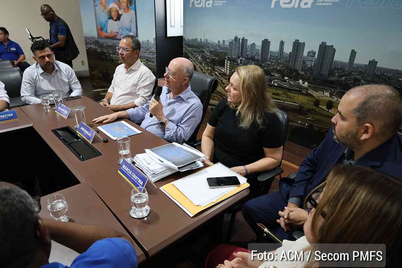 José Ronaldo fala em recuperar a vida noturna do centro Afirmação foi feita durante coletiva; prefeito detalhou preocupação com esvaziamento noturno e destacou reformas estruturantes no coração da cidade