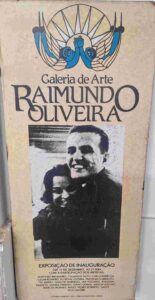 Feira de Santana tem tradição em artes visuais e nomes de projeção nacional e internacional Ao longo de sua história cultural, Feira de Santana construiu espaços e acervos com obras de artistas reconhecidos no Brasil e fora do país. Um desses capítulos marcantes foi a inauguração da Galeria Raimundo Oliveira, em dezembro de 1986, na avenida Sampaio, em homenagem ao artista plástico feirense Raimundo Oliveira, já falecido, e cuja obra permanece como referência