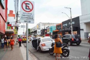 Prefeitura implanta novas áreas de embarque e desembarque no centro Equipamento já havia sido cobrado por 'Uberto', personagem fictício do universo de 'Feirinha', dos quadrinhos do Feira Hoje