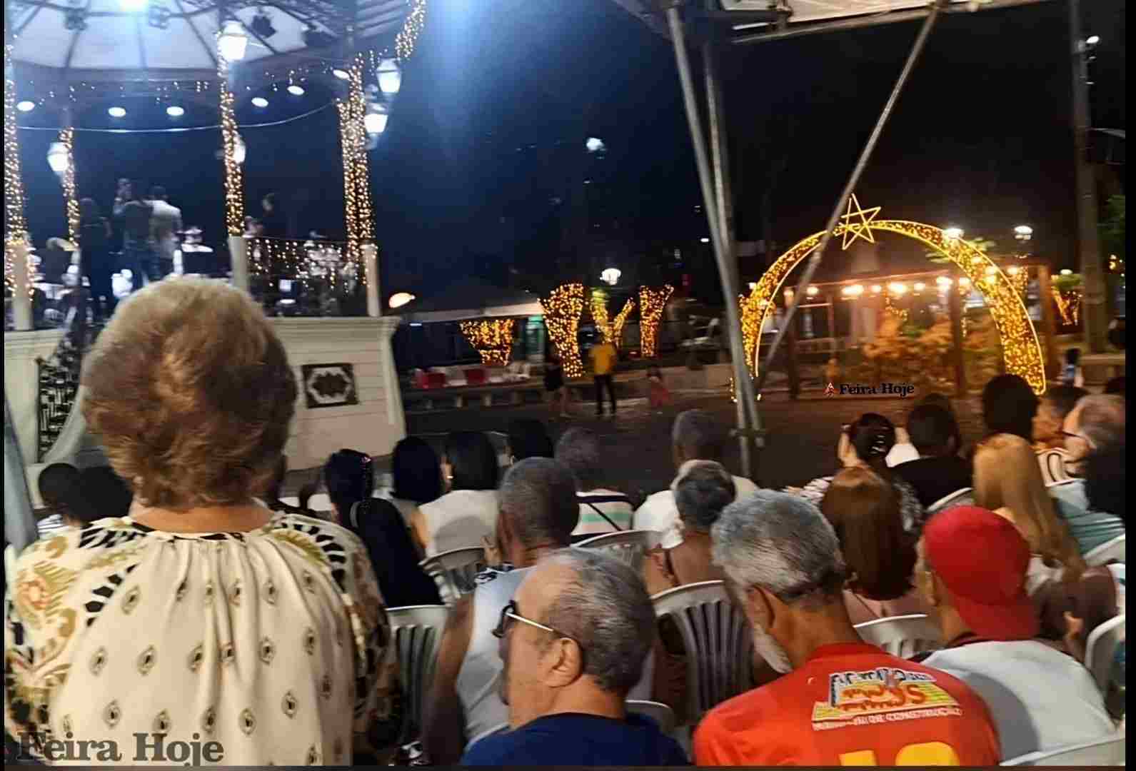 Filarmônicas encantam o público no relançamento de obra de Hélder Alencar  A noite dessa quarta-feira (17) foi marcada por música, memória e emoção na Praça da Catedral (Matriz), durante o relançamento do livro Espaço Vago, do jornalista Hélder Alencar, integrando a programação do Natal Encantado 2025