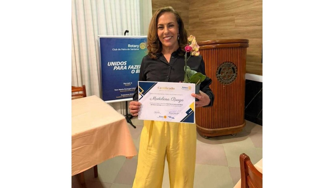 Rotary presta homenagem à jornalista Madalena Braga Profissional relembra sua trajetória em Feira de Santana, destaca vínculo com a comunidade desde 1992 e recebe reconhecimento de rotarianos