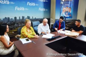 Prefeitura e Banco do Nordeste firmam acordo para ampliar crédito e formalizar pequenos negócios Parceria celebrada nessa segunda-feira prevê injeção de até R$ 100 milhões na economia de Feira de Santana