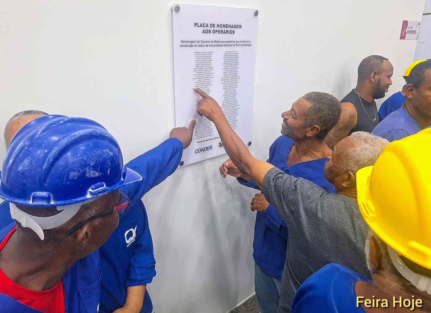 A placa que emocionou os operários no Teatro da Uefs