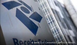 Receita alerta para falsas cobranças com nome e CPF do contribuinte Golpistas usam dados reais e páginas falsas do Gov.br para enganar contribuintes, alerta a Receita Federal