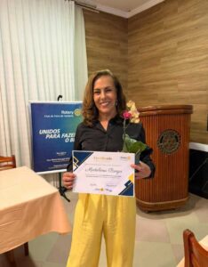 Rotary presta homenagem à jornalista Madalena BragaProfissional relembra sua trajetória em Feira de Santana, destaca vínculo com a comunidade desde 1992 e recebe reconhecimento de rotarianos