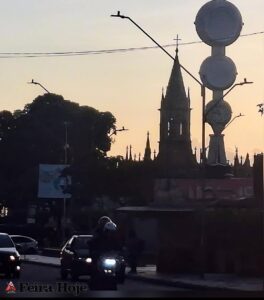 O por do sol da Princesa O pôr do sol se espalha pelo centro de Feira de Santana, a Princesa do Sertão, e desenha no céu silhuetas diversas. Funcionários varrem os passeios, as portas das lojas se fecham com barulho metálico e os rostos revelam o cansaço sereno de mais um dia de trabalho cumprido.