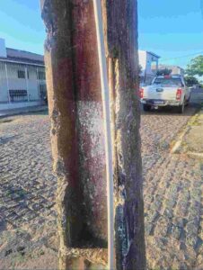 Postes inclinados e deteriorados é paisagem comum na Bahia Postes inclinados e deteriorados tornam-se paisagem comum na Bahia — cenário que, segundo um visitante, “doeu nos olhos”