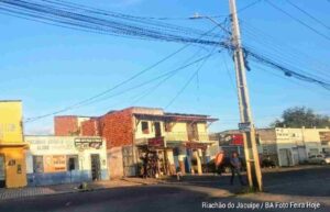 Postes inclinados e deteriorados é paisagem comum na Bahia Postes inclinados e deteriorados tornam-se paisagem comum na Bahia — cenário que, segundo um visitante, “doeu nos olhos”