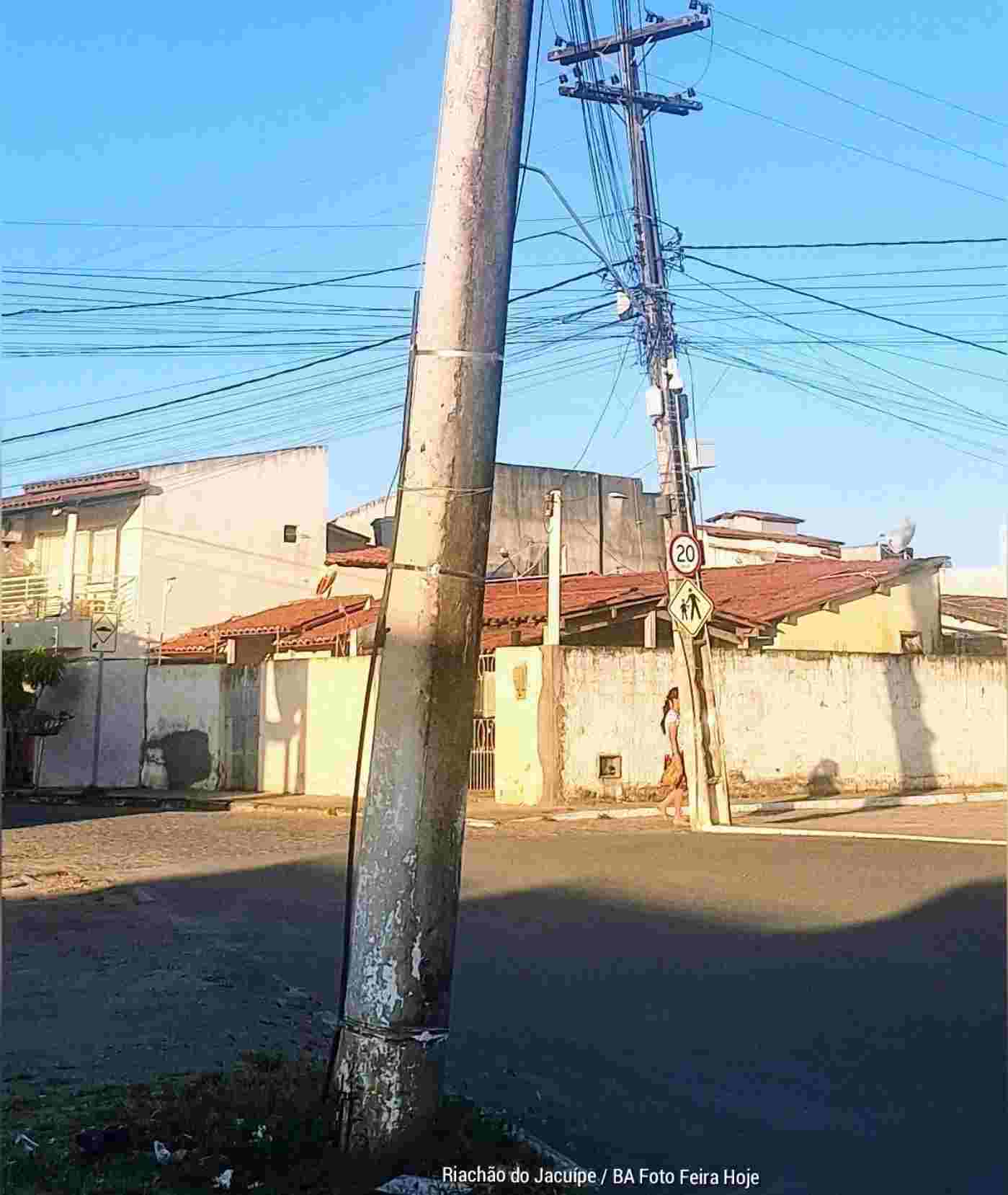 Postes inclinados e deteriorados é paisagem comum na Bahia Postes inclinados e deteriorados tornam-se paisagem comum na Bahia — cenário que, segundo um visitante, “doeu nos olhos”