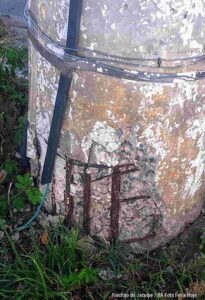 Postes inclinados e deteriorados é paisagem comum na Bahia Postes inclinados e deteriorados tornam-se paisagem comum na Bahia — cenário que, segundo um visitante, “doeu nos olhos”