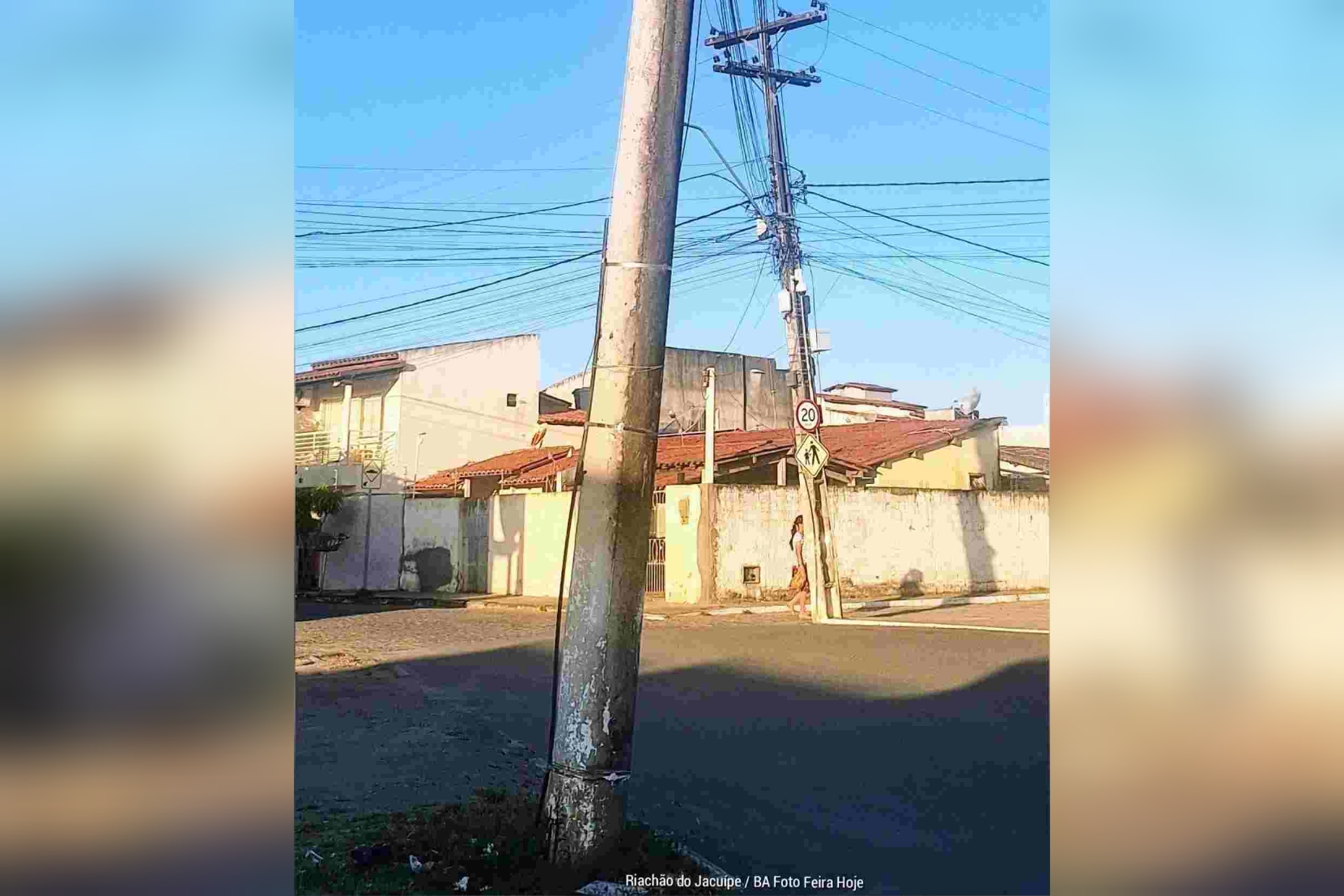 Postes inclinados e deteriorados é paisagem comum na Bahia Postes inclinados e deteriorados tornam-se paisagem comum na Bahia — cenário que, segundo um visitante, “doeu nos olhos”