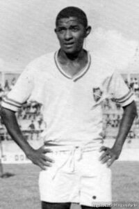 Em 1969, o Fluminense fez 31 jogos para ser campeão baiano Enquanto o Campeonato Baiano de Futebol atual é disputado em turno único, com apenas nove jogos antes da fase final, o jornalista e pesquisador da memória esportiva feirense Zadir Marques Porto revisita a campanha histórica do Fluminense de Feira em 1969