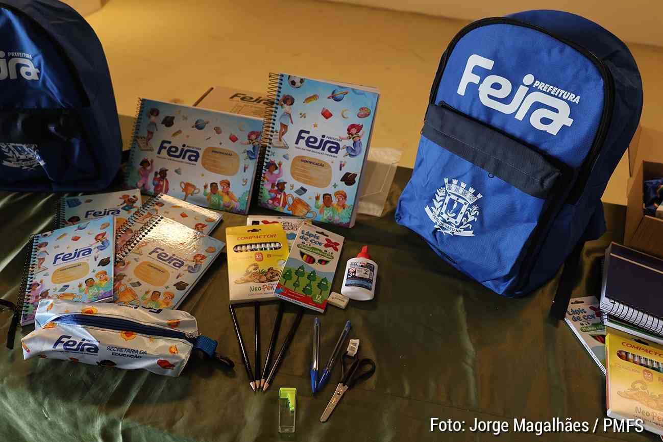 Material garantido e dedicação ao estudo marcam início do ano letivo em Feira Kits completos e fardamento reduzem desigualdades e ajudam alunos a acompanhar as atividades desde o primeiro dia