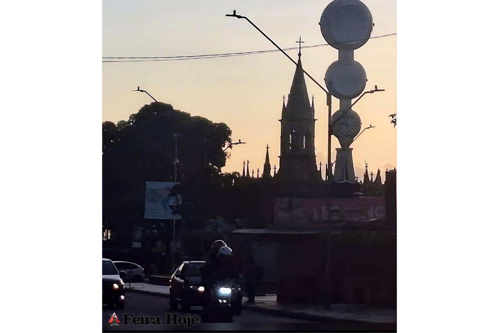 O por do sol da Princesa O pôr do sol se espalha pelo centro de Feira de Santana, a Princesa do Sertão, e desenha no céu silhuetas diversas. Funcionários varrem os passeios, as portas das lojas se fecham com barulho metálico e os rostos revelam o cansaço sereno de mais um dia de trabalho cumprido.
