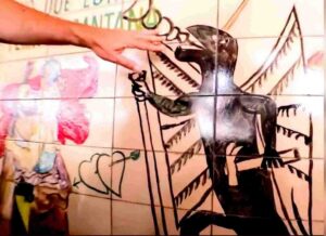 O Bicho do Tomba no painel da Estação Vídeo de 2021 do jornalista Edson Borges revisita lenda urbana e relaciona obra de azulejaria instalada em Feira de Santana