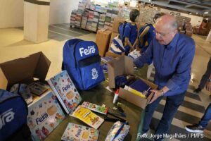 Material garantido e dedicação ao estudo marcam início do ano letivo em Feira Kits completos e fardamento reduzem desigualdades e ajudam alunos a acompanhar as atividades desde o primeiro dia