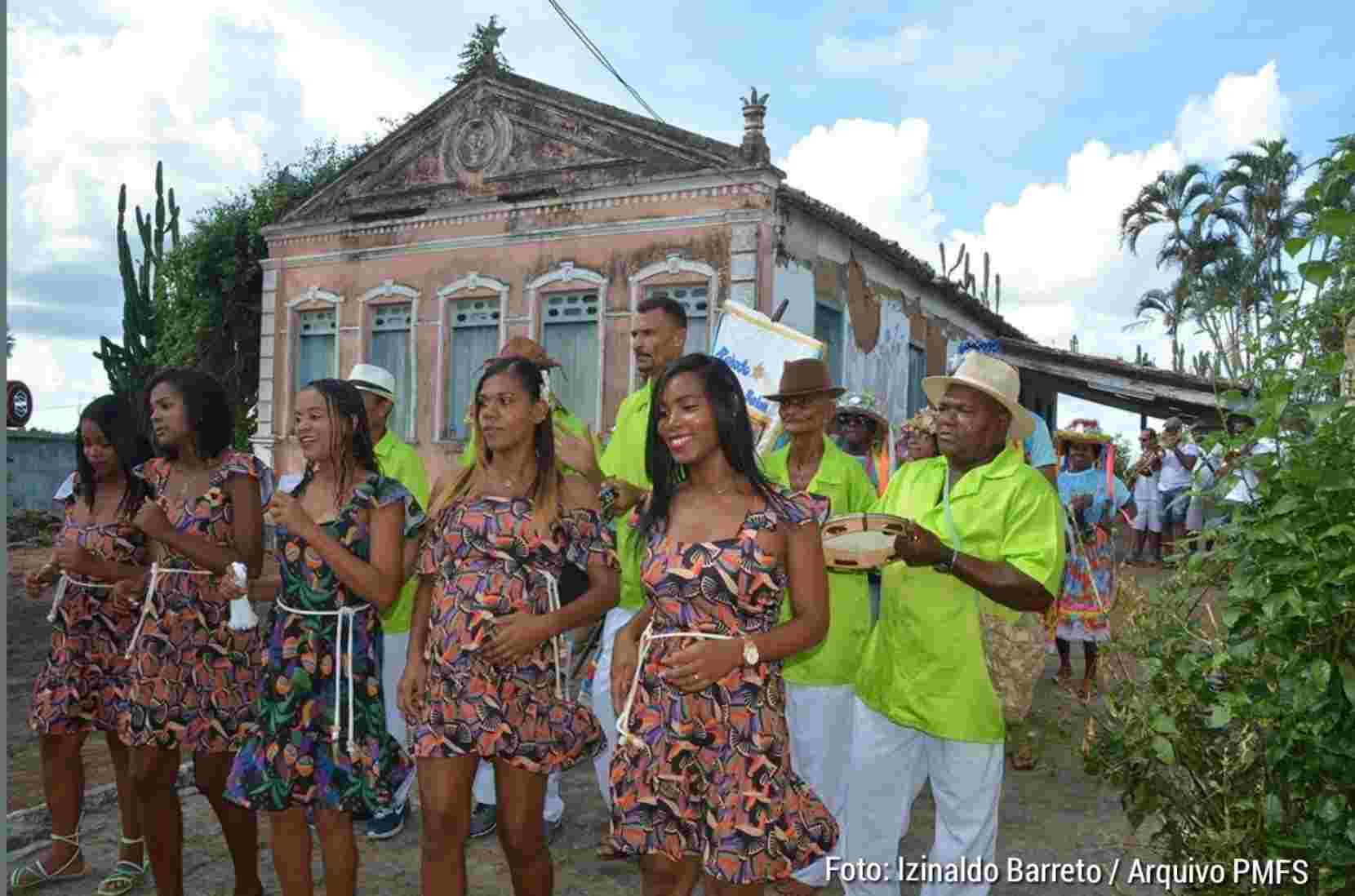 Reisado de Tiquaruçu celebra mais de 200 anos de cultura viva Neste fim de semana tem Reisado Sábado e domingo (17 e 18) o Distrito de Tiquaruçu recebe uma das festas populares mais importantes de Feira de Santana e uma das mais antigas do Brasil