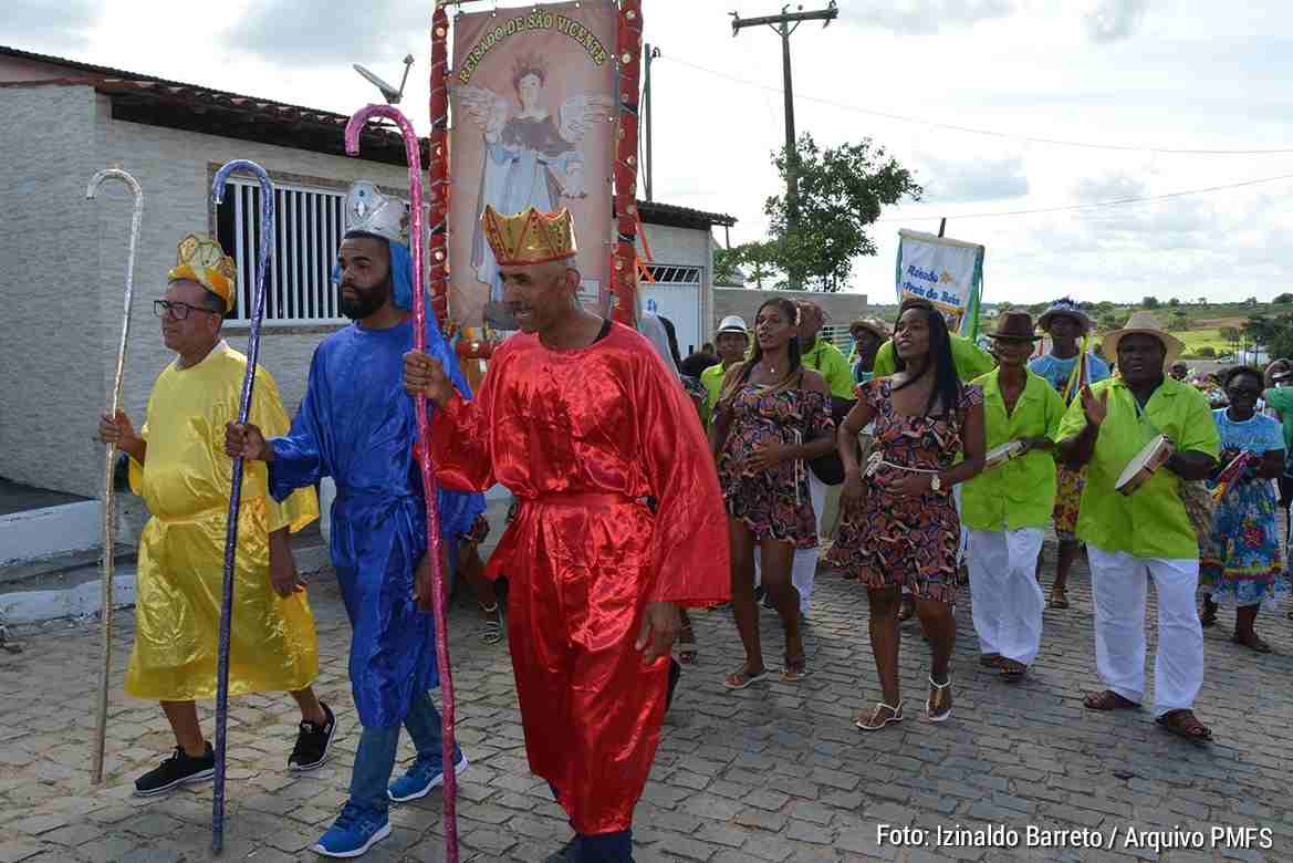 Reisado de Tiquaruçu celebra mais de 200 anos de cultura viva Neste fim de semana tem Reisado Sábado e domingo (17 e 18) o Distrito de Tiquaruçu recebe uma das festas populares mais importantes de Feira de Santana e uma das mais antigas do Brasil