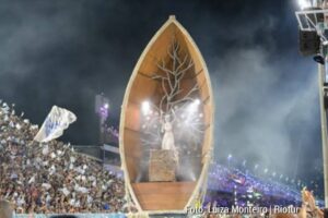 Beija-Flor leva o Recôncavo Baiano para a Sapucaí com homenagem ao Bembé do Mercado Escola de Nilópolis contou na avenida a história de Santo Amaro da Purificação e do maior candomblé de rua do mundo