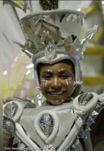 Beija-Flor leva o Recôncavo Baiano para a Sapucaí com homenagem ao Bembé do Mercado Escola de Nilópolis contou na avenida a história de Santo Amaro da Purificação e do maior candomblé de rua do mundo