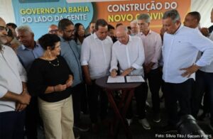 Texto do Governo da Bahia omite nome do prefeito de Feira em evento oficial 