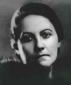 A primeira mulher imortal do Brasil nasceu em Feira de Santana Há 50 anos, o jornalista Hélder Alencar dedicou uma página inteira do Feira Hoje ao pioneirismo de Edite Mendes da Gama e Abreu