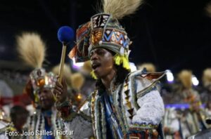 Beija-Flor leva o Recôncavo Baiano para a Sapucaí com homenagem ao Bembé do Mercado Escola de Nilópolis contou na avenida a história de Santo Amaro da Purificação e do maior candomblé de rua do mundo